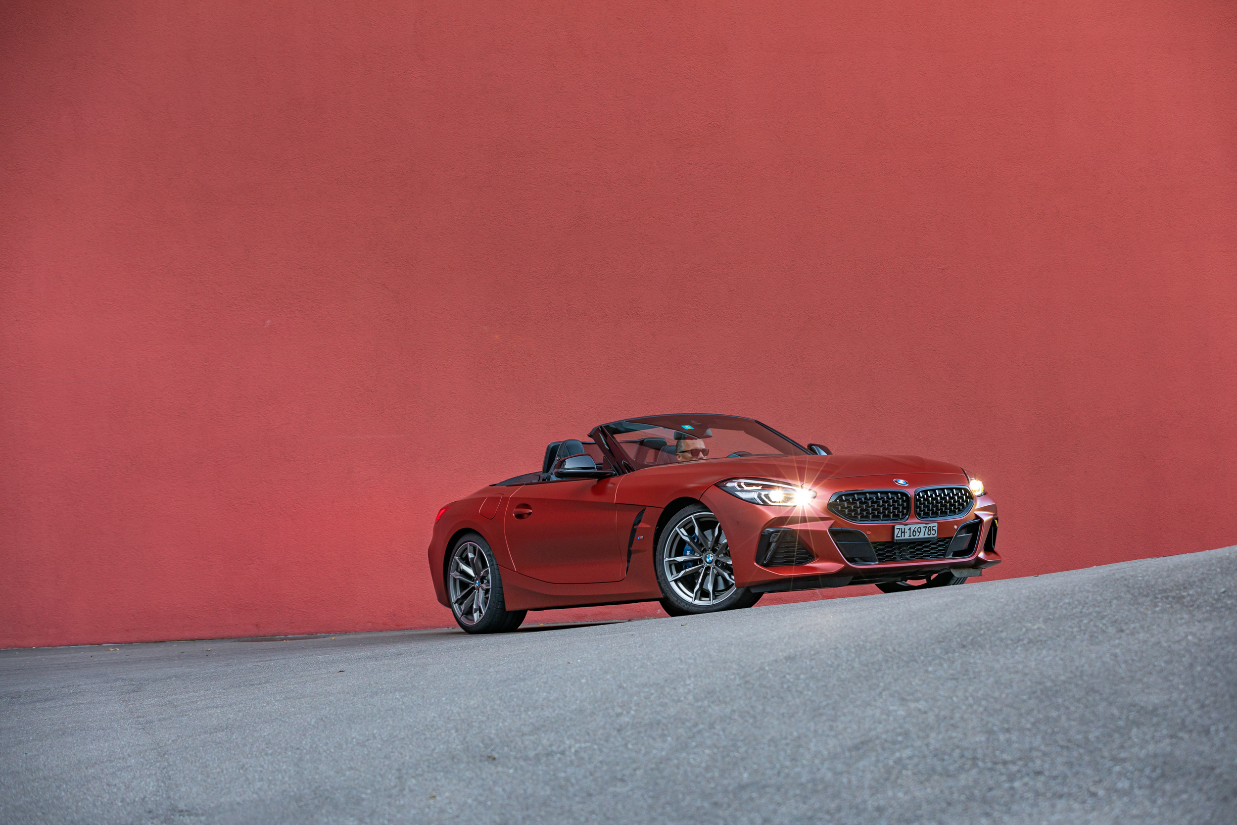 BMW Z4 M40i in rot vor roter Wand